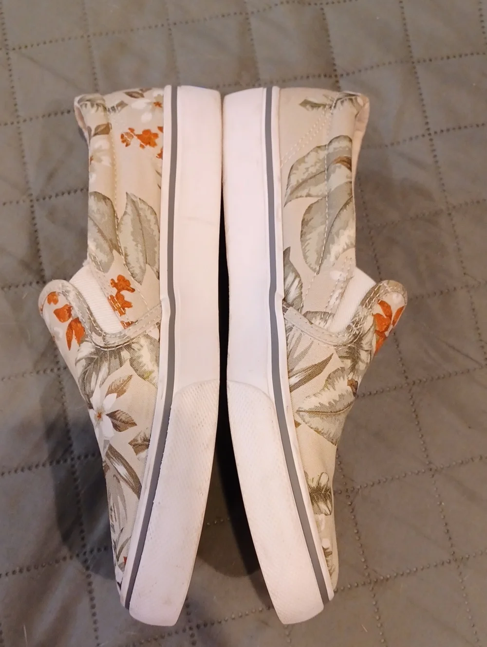 Slip-On Floral Canvas Women's Shoes in Beige Sz 9